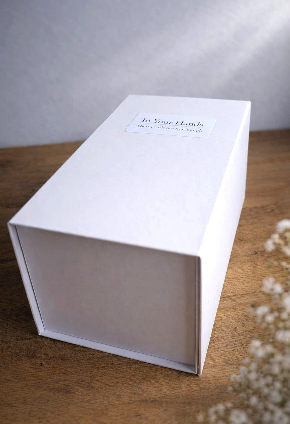In Your Hands – Symbolische Handgemaakte Sojakaars als Betekenisvol Cadeau