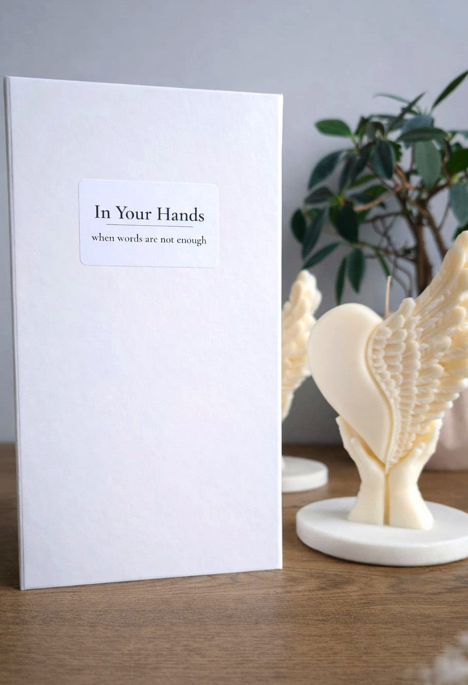 In Your Hands – Symbolische Handgemaakte Sojakaars als Betekenisvol Cadeau